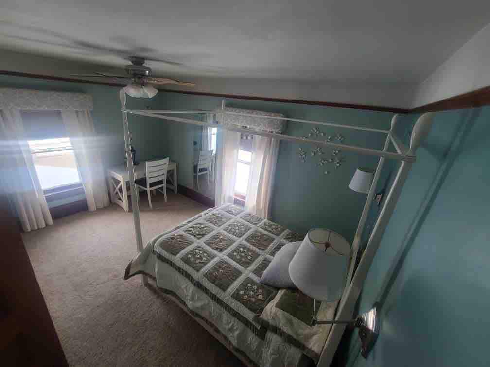 浅蓝色房间，位于历史悠久的四方屋内