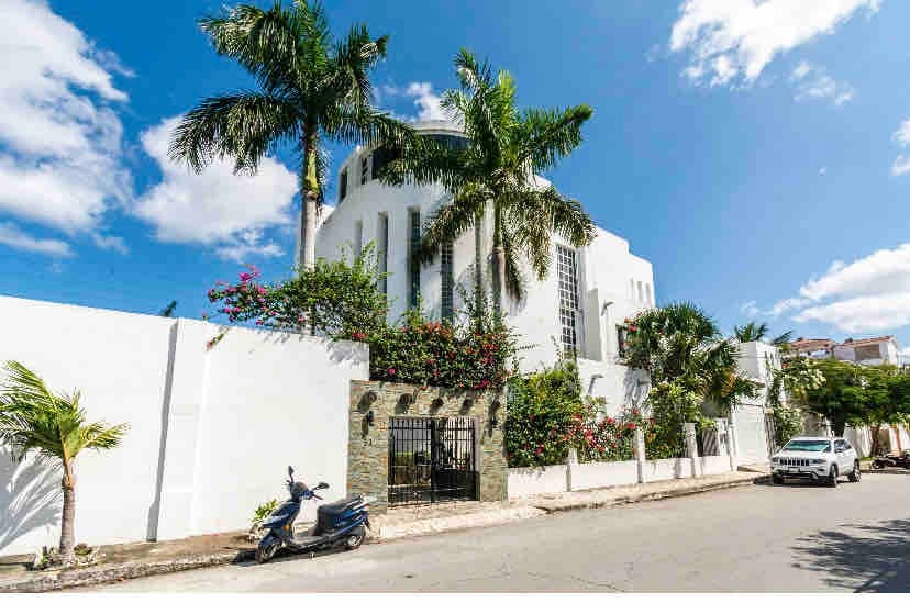 Stylish house. One block from the sea