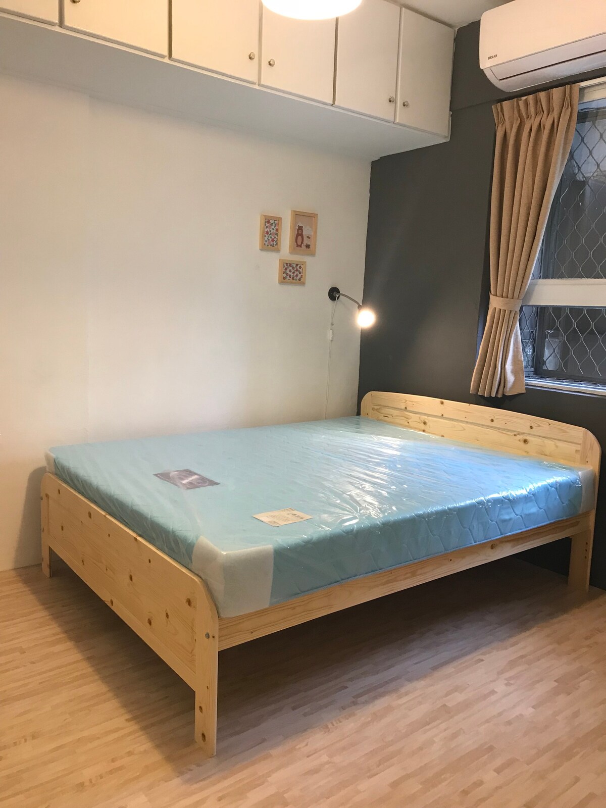 Cozy bright double bed room Taipei Daan (僅月租以上）