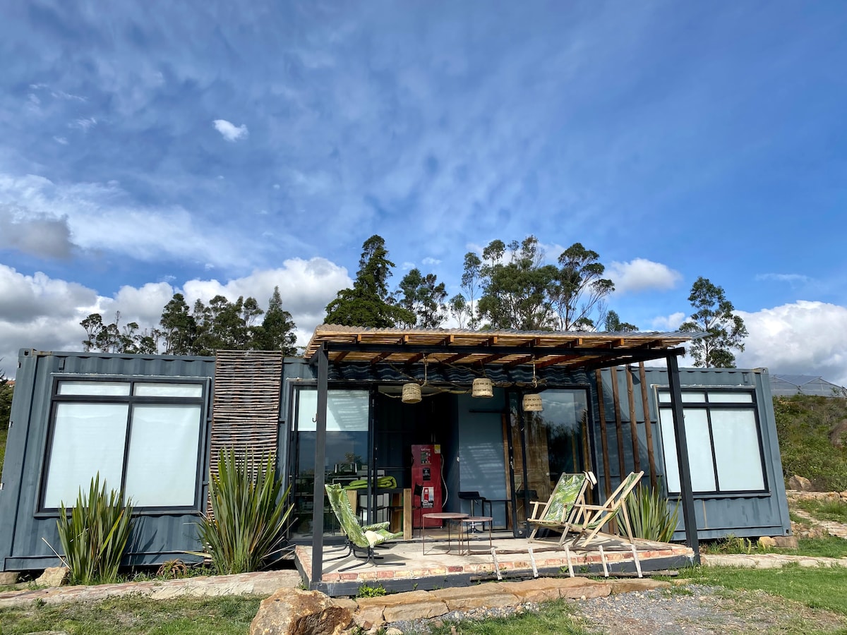 Mini casa en contenedor, naturaleza y aire puro.