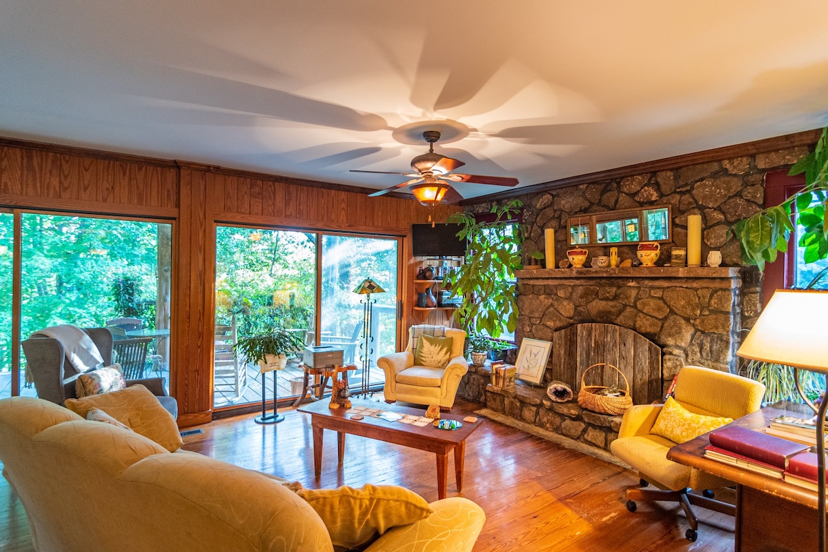 Dogwood Room at Mountain Grove near Mentone.