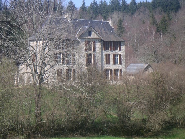 奥贝佩尔城堡（ Château d 'Aubepeyre ）的客用套房，提供住宿加早餐