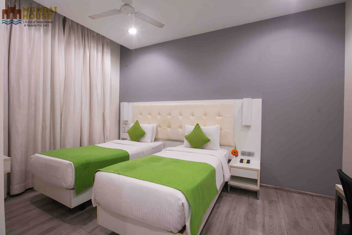 Airoli Navi Mumbai豪华酒店内的一个独立房间