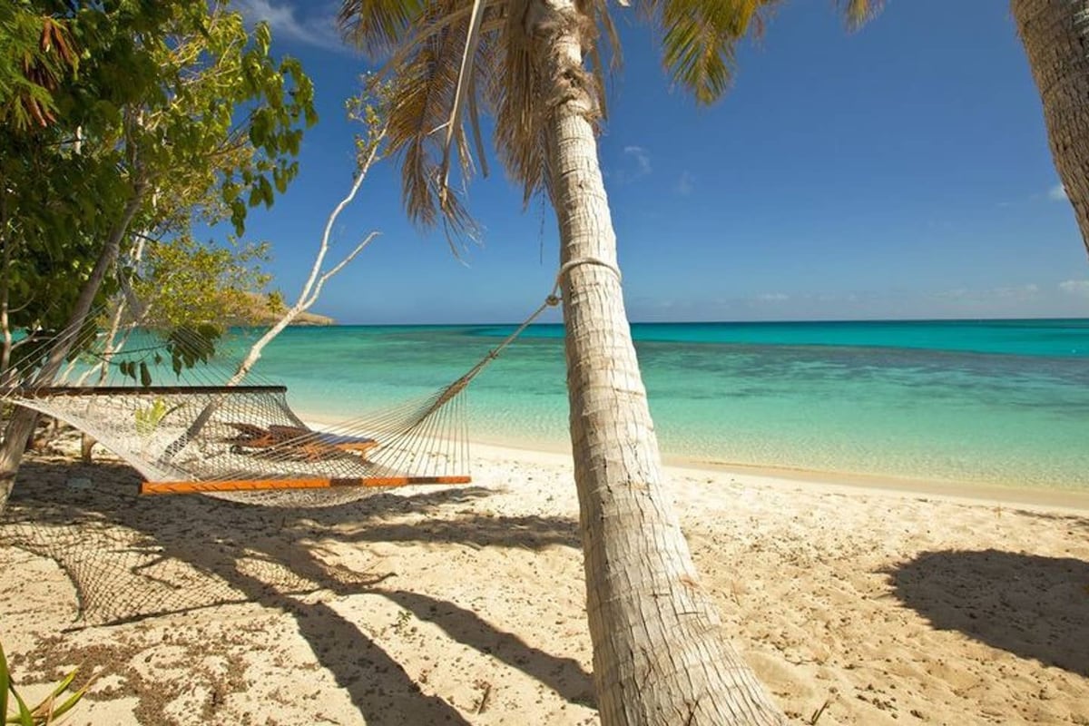 *Life's a Beach* Cabin Ocean-Front in Quiet Lodge