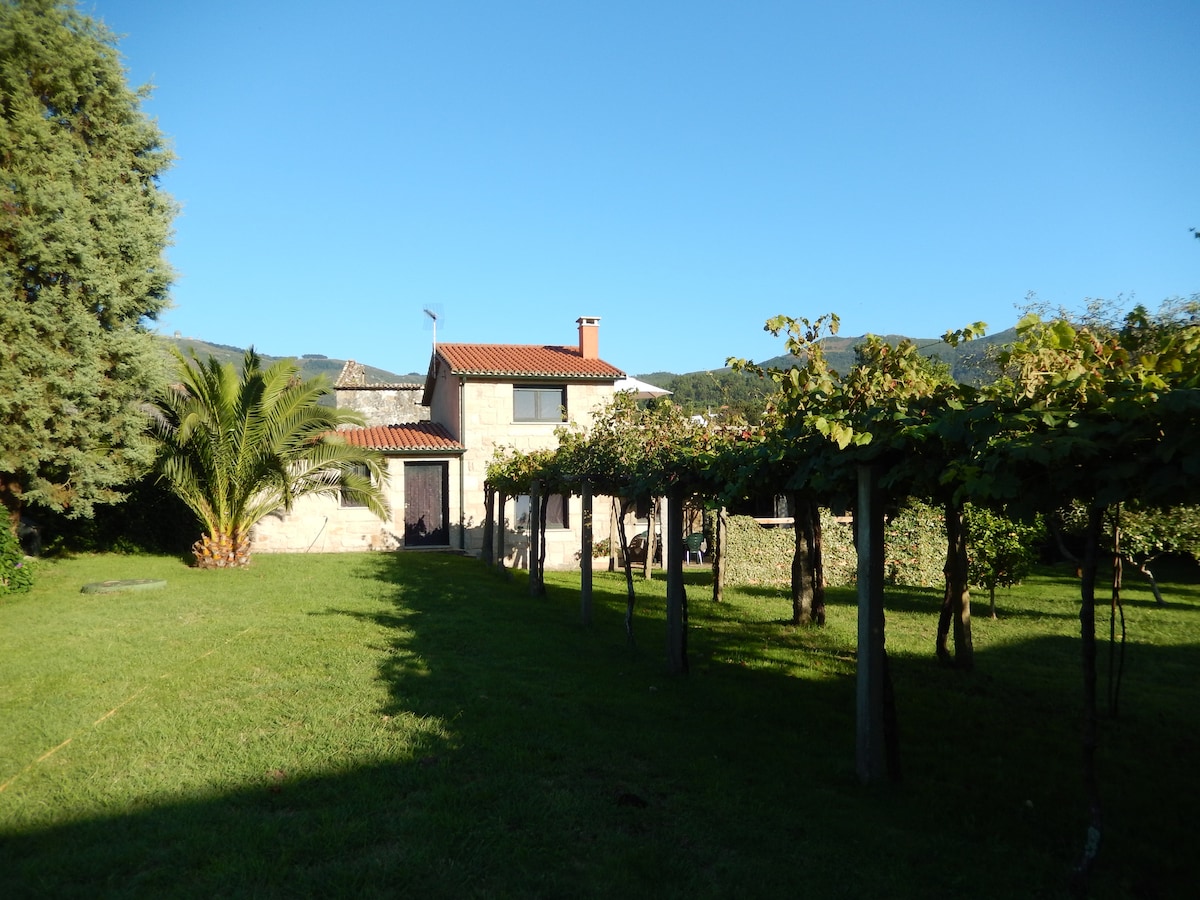 Casa de piedra con enorme jardín, cerca del mar.