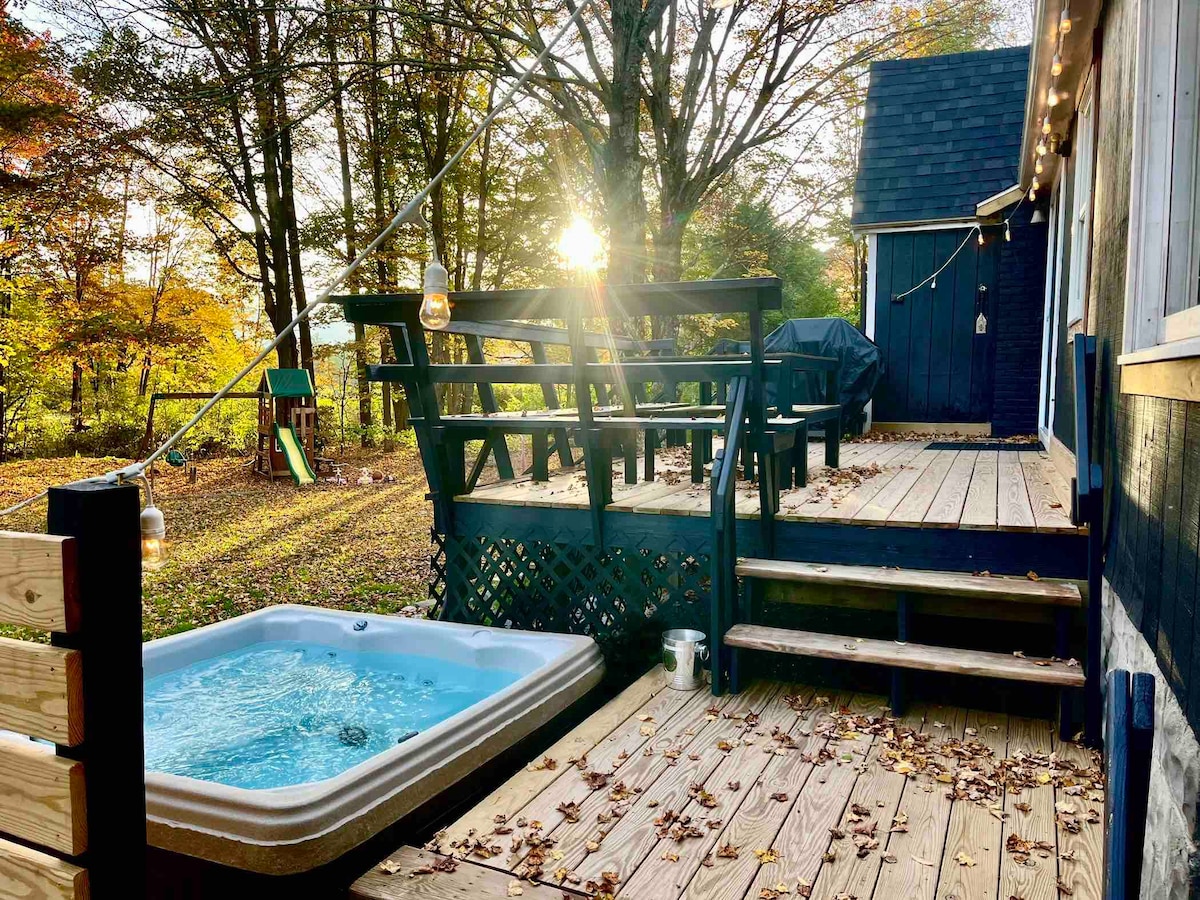 Romantic getaway!3bdr/2bth-HotTub/Sauna/Fireplace