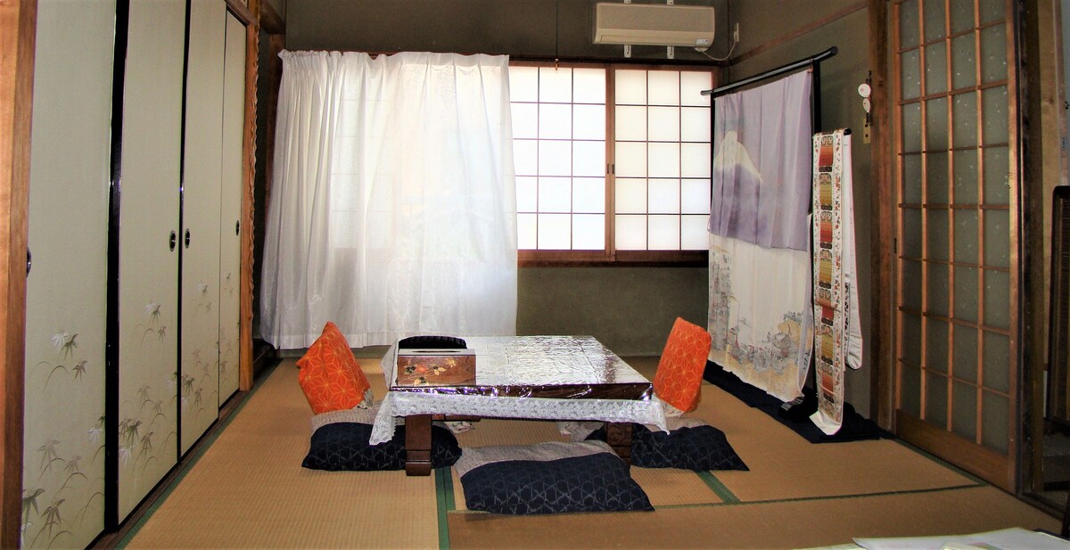 位于京都市中心。步行8分钟即可到达二条城（ Nijo Castle ）和京都御苑（ Kyoto Gyoen ）。房源位于京都町屋（ Kyoto Machiya ）二楼，是一家已有100多年历史的服装店。