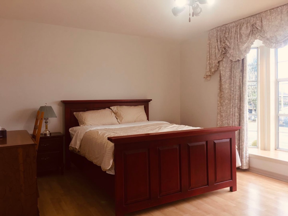 Spacious Room with Bay window for rent