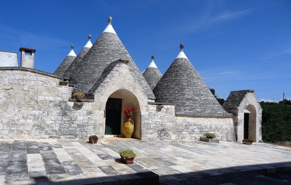 「Trulli alla Madonna del Pozzo」2带泳池