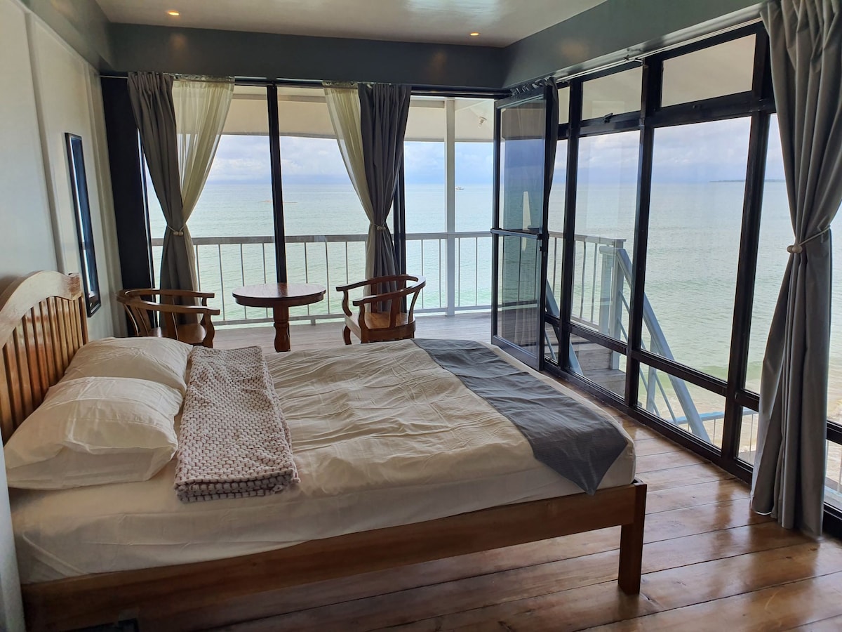 Romantic Beachfront room w/ balcony - Palawan Rm C