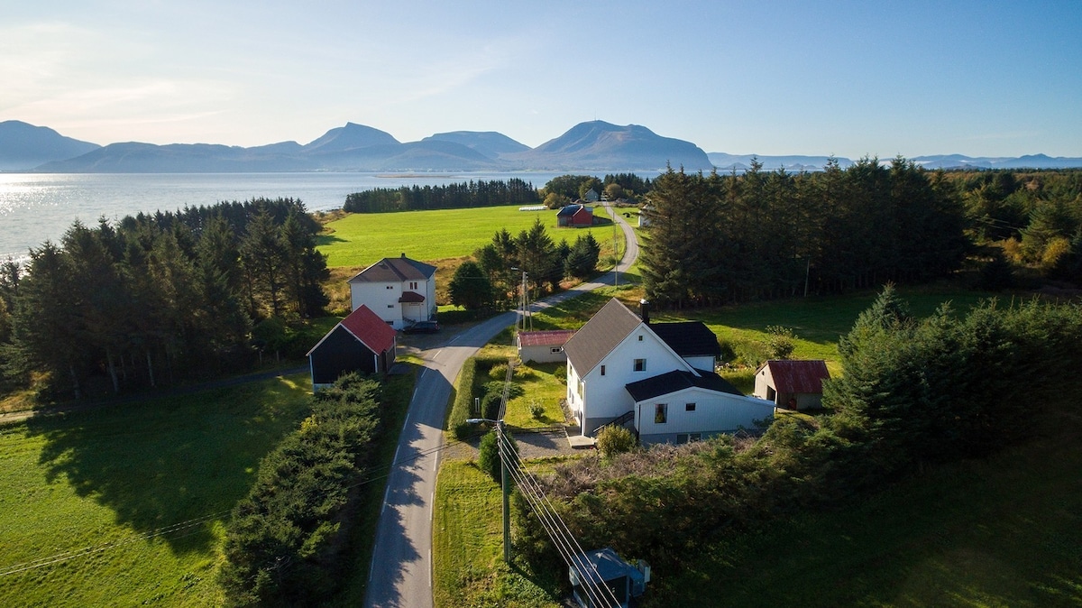 斯库洛亚（ Skuløya ）的房子，靠近奥莱松（ Ålesund ） ，是一座田园诗般的岛屿