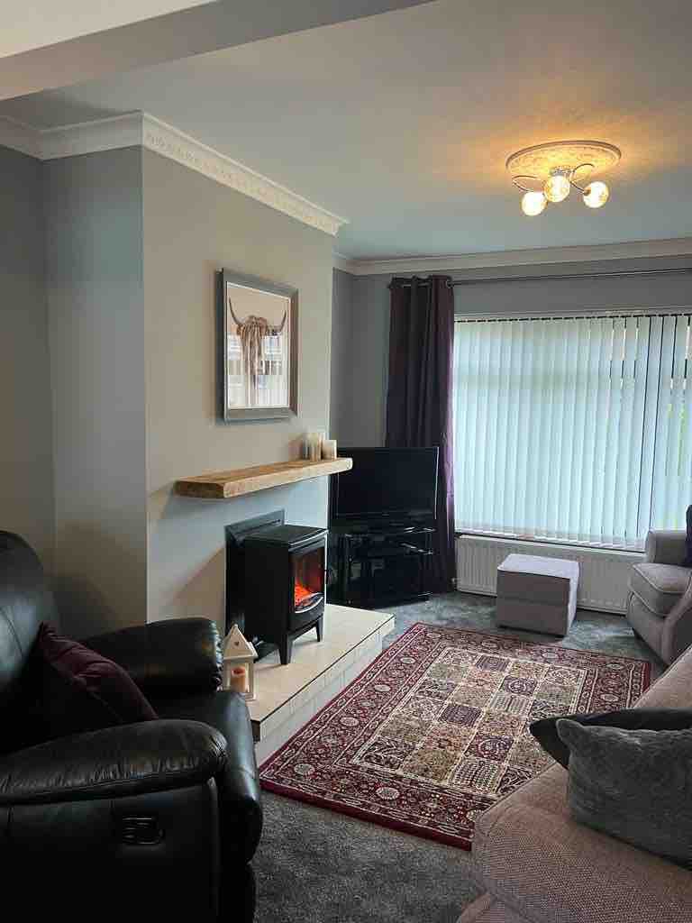 Quiet 3 bed residential home with private parking