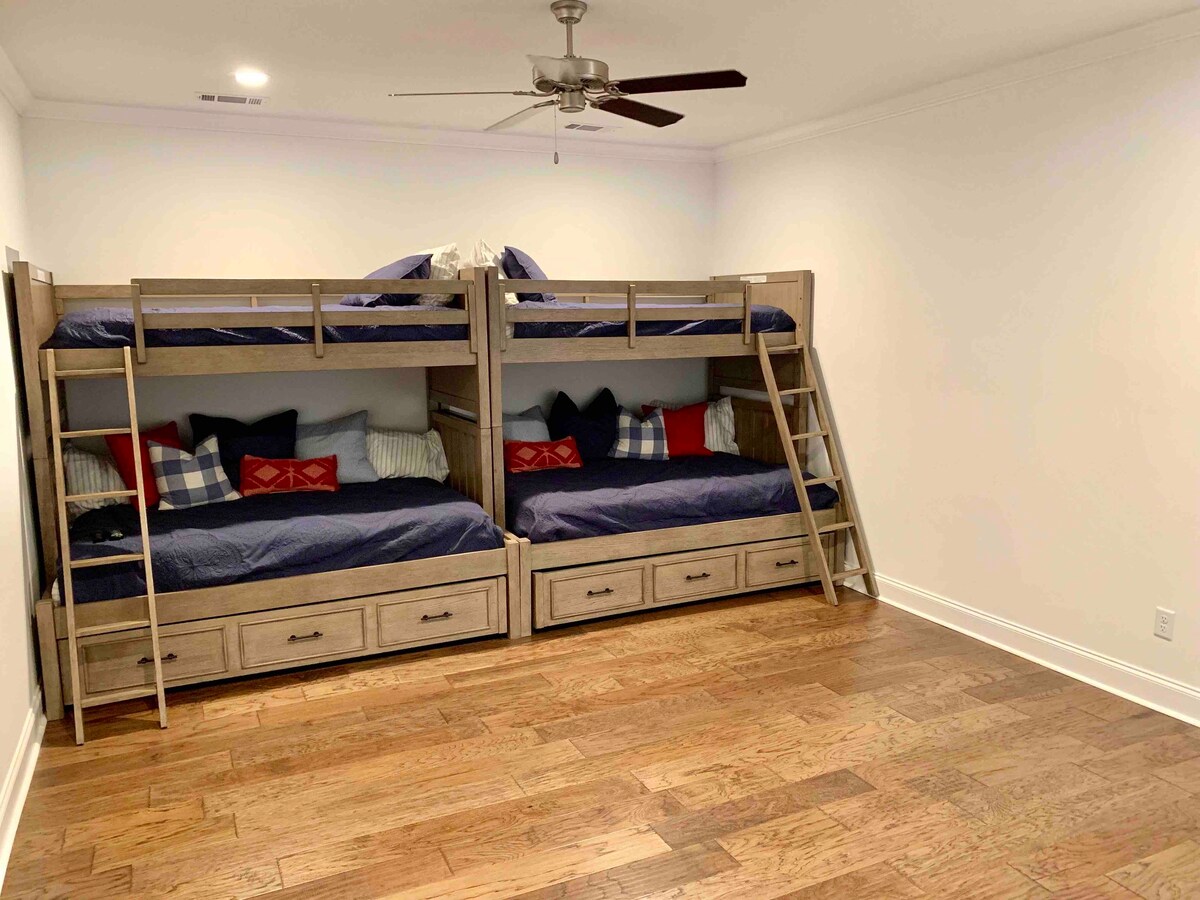全新、干净、宽敞的3卧室/3.5卫牛津公寓！