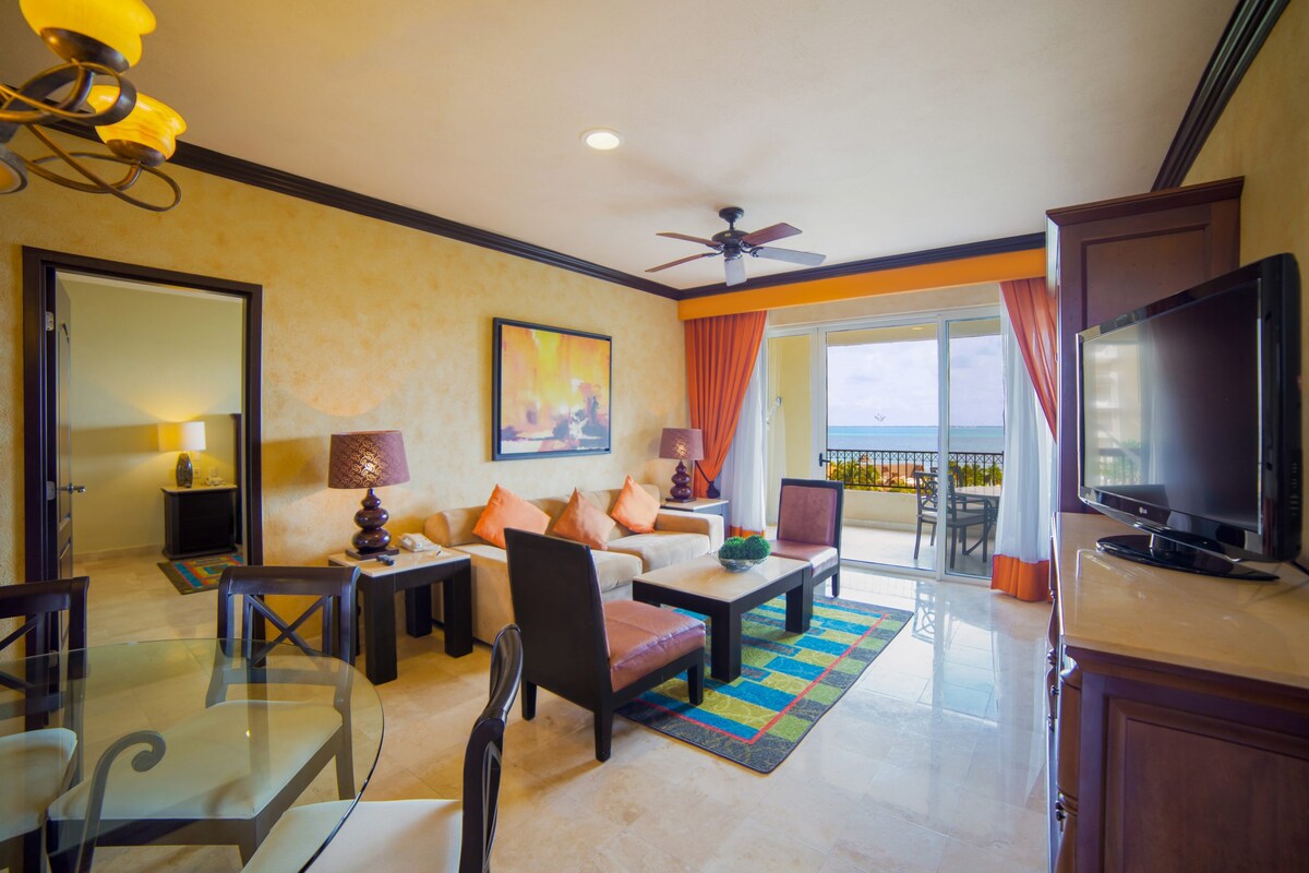 Lovely 2BR Suite, 4 Pax, Front Beach Resort