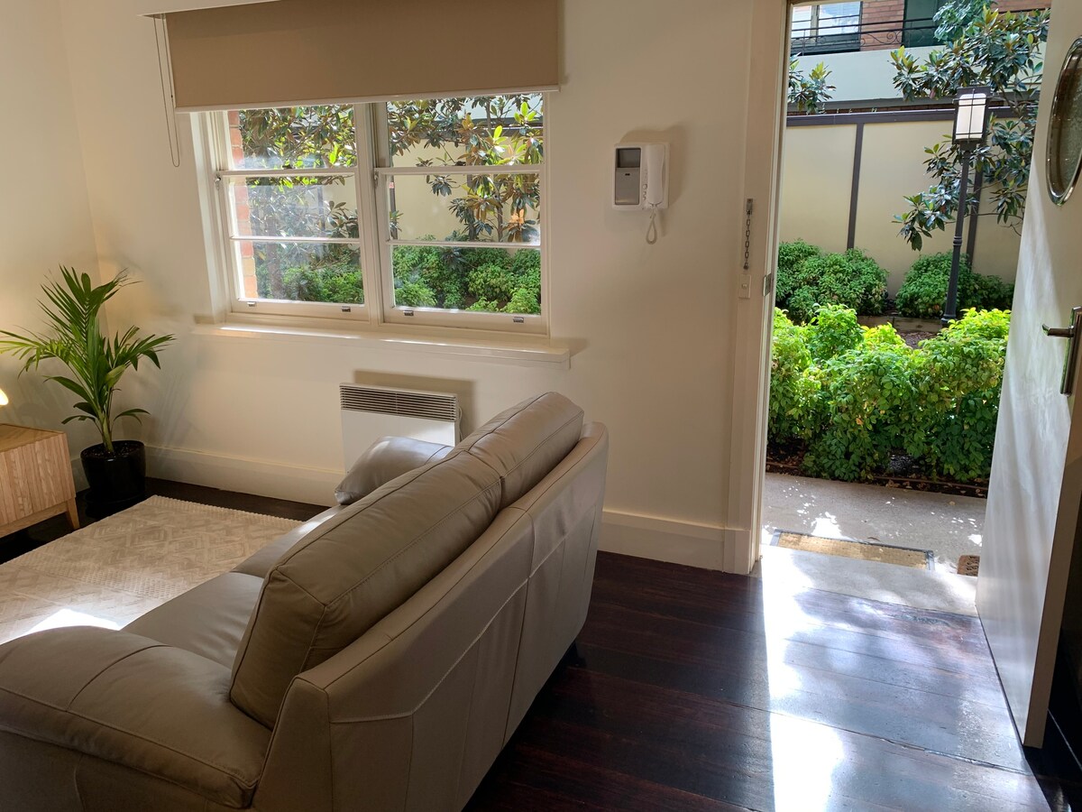 Ground floor apartment near MCG, transport, CBD