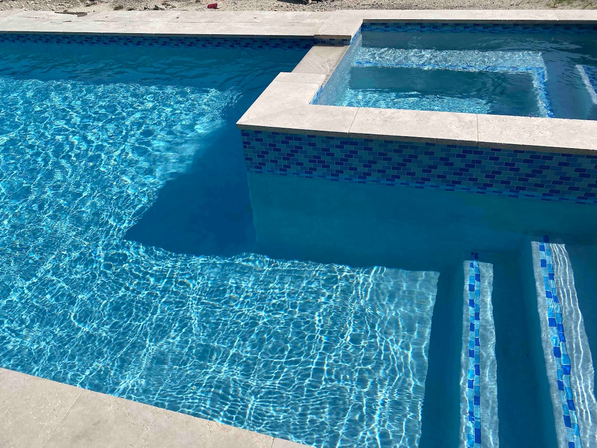 迈阿密美丽的大房子，加热盐泳池。
