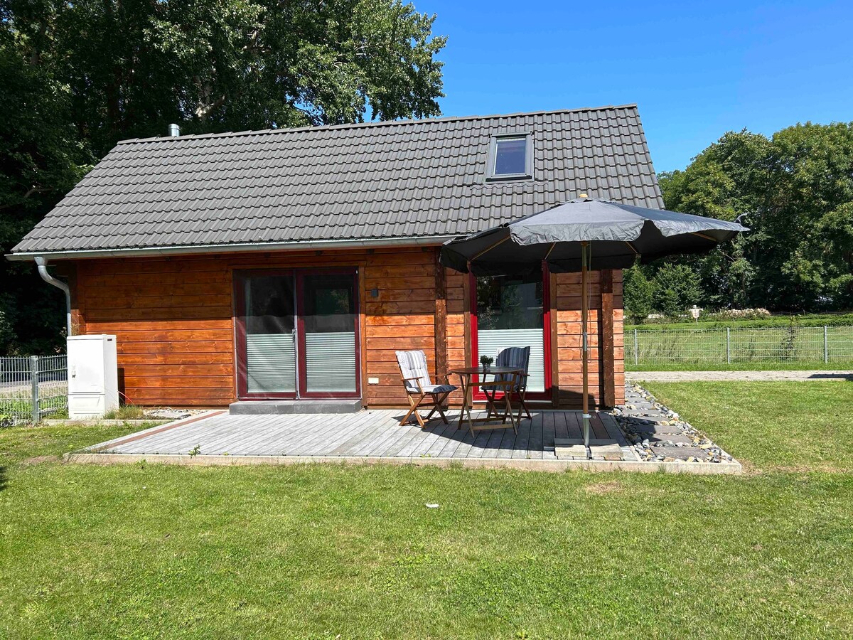 romantische Holzblockhütte mit Kamin