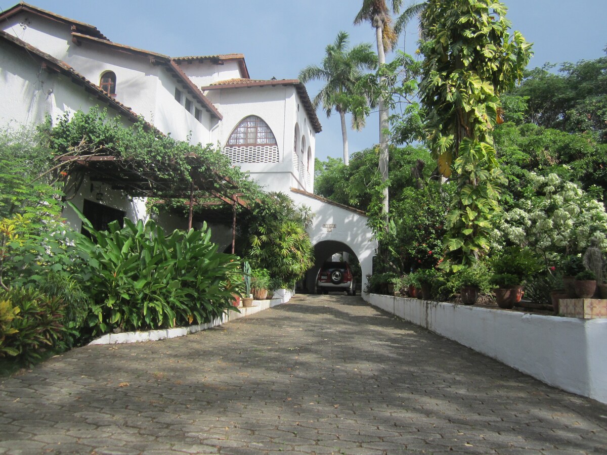 Urban Garden Villa in Nicaragua (fully staffed)