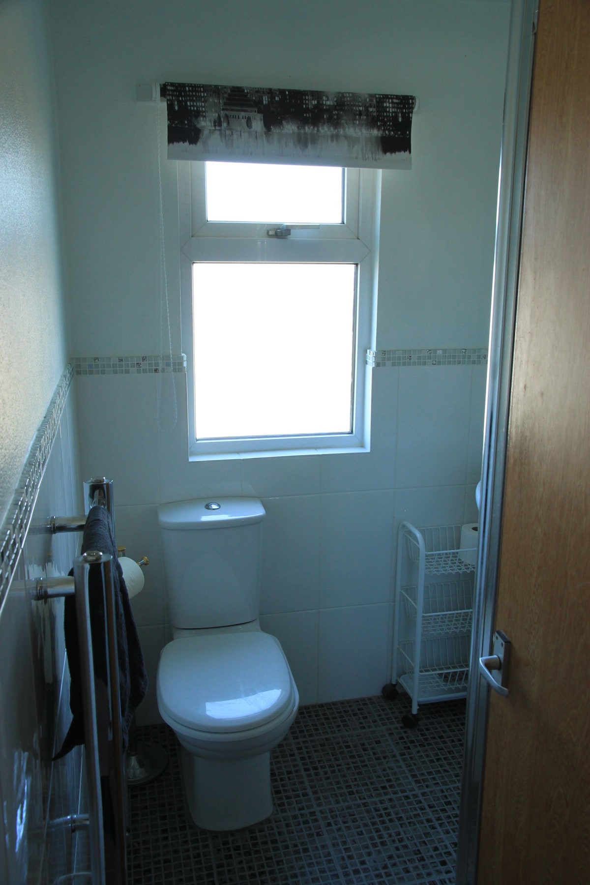 房间宽敞，带独立淋浴间。