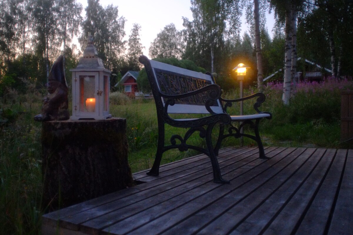 位于Höytiäinen海岸的半独立小屋