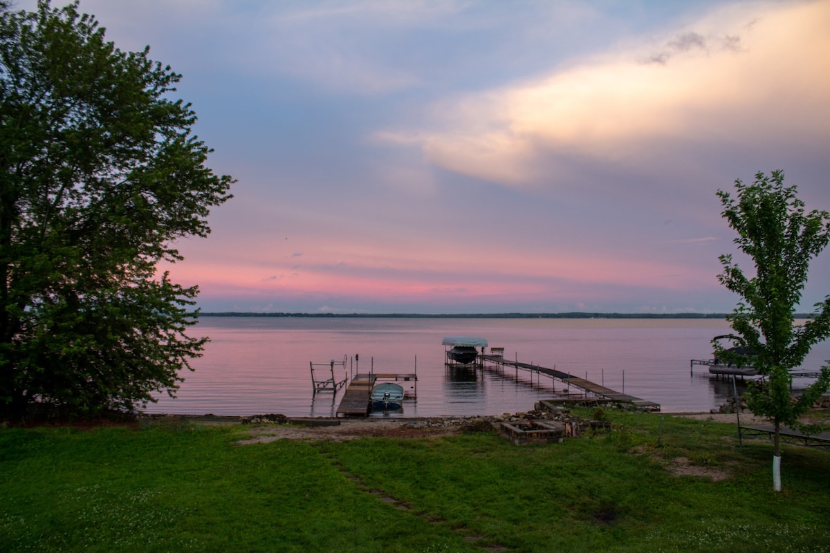 位于科什科农湖（ Lake Koshkonong ）的甜蜜海滨，带大房子