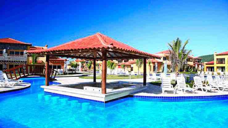 Resort charmoso com piscinas a beira mar!