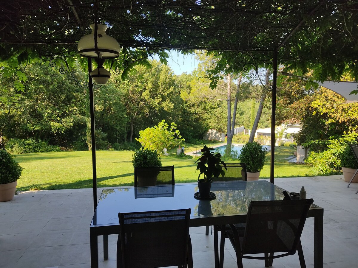 漂亮的普罗旺斯民宅，装饰精美，坐落在一个大型的树林花园中。
您可以享用游泳池及其带酒吧和凉亭的泳池别墅。距离普罗旺斯艾克斯（
Aix en Provence ）和卢贝隆（ Luberon ）大门仅10分钟车程。