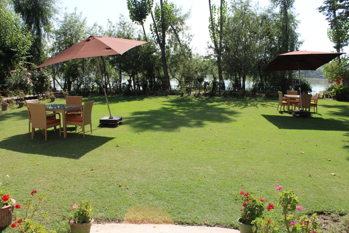 Nigeen Lake View Resort