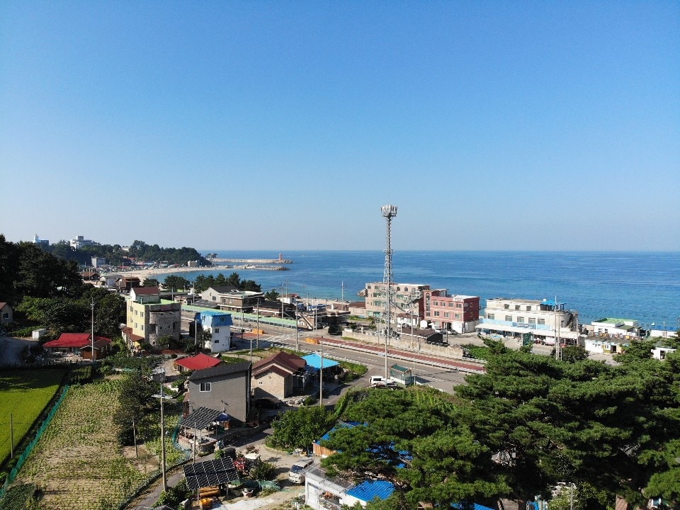 这里是海景和山脉之间的一个和谐之地，可欣赏乡村别墅的美景。改造成方便的空间。