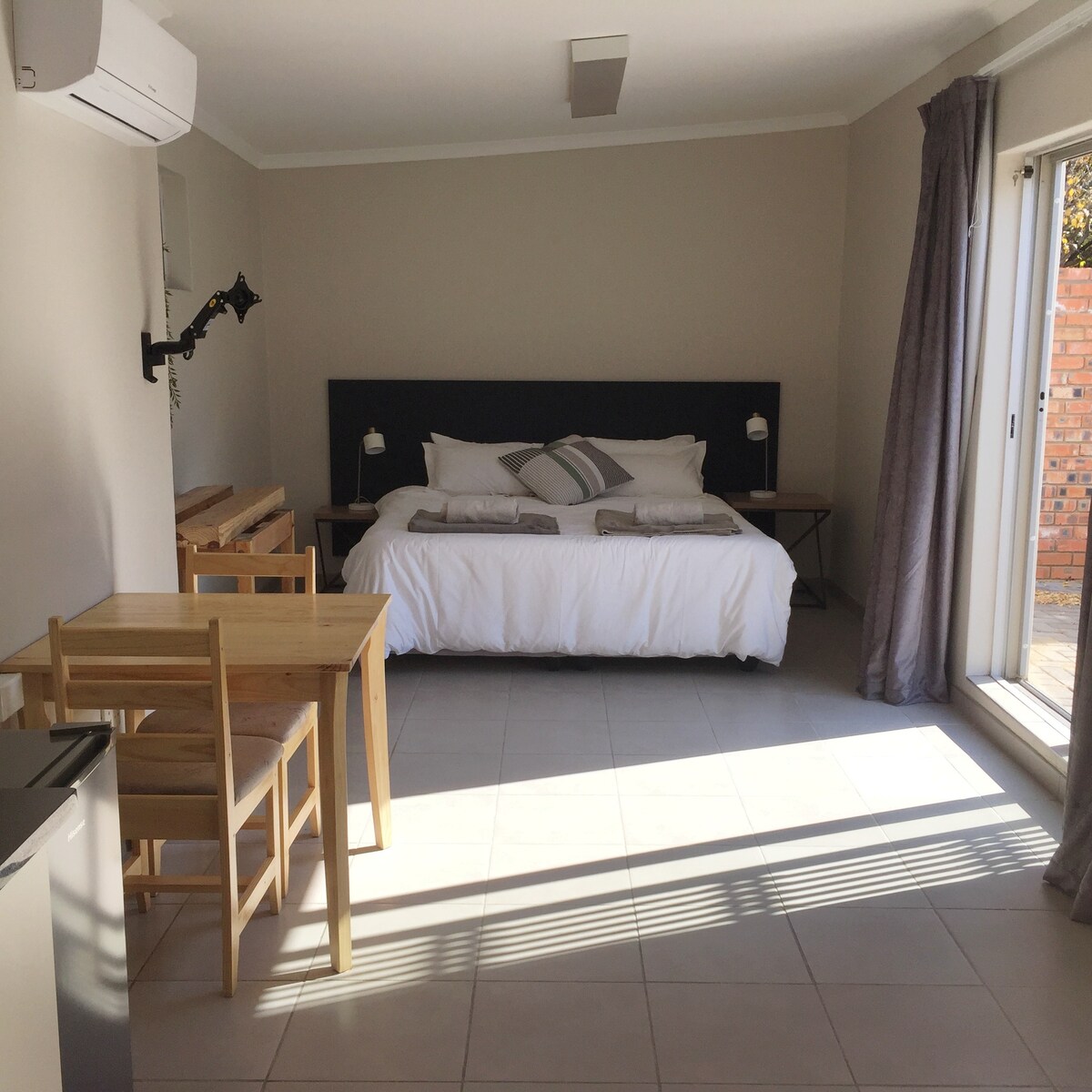 Modern bachelor flatlet in Dan Pienaar -king