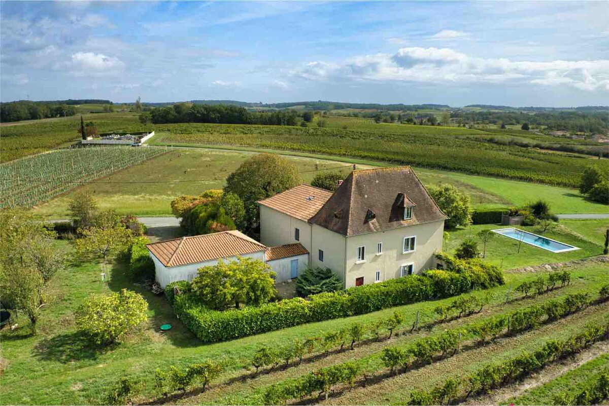 Maison de famille en Dordogne entourée de vignes