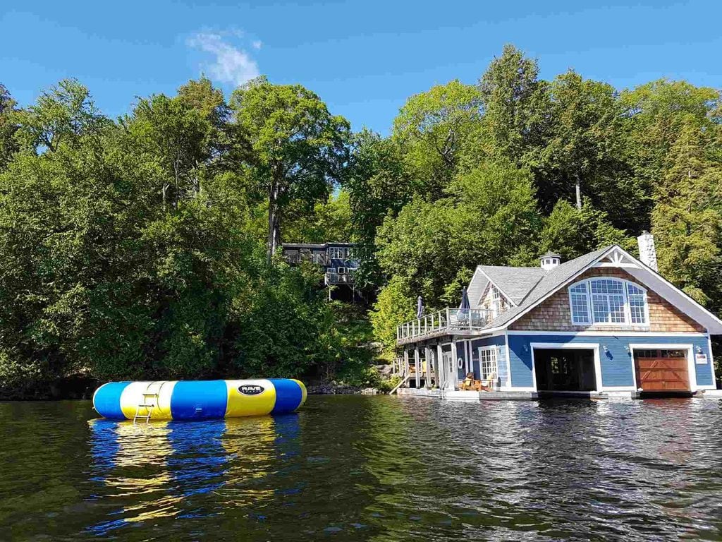 Lakefront Rosseau Cottage ，带船屋和3个露台！