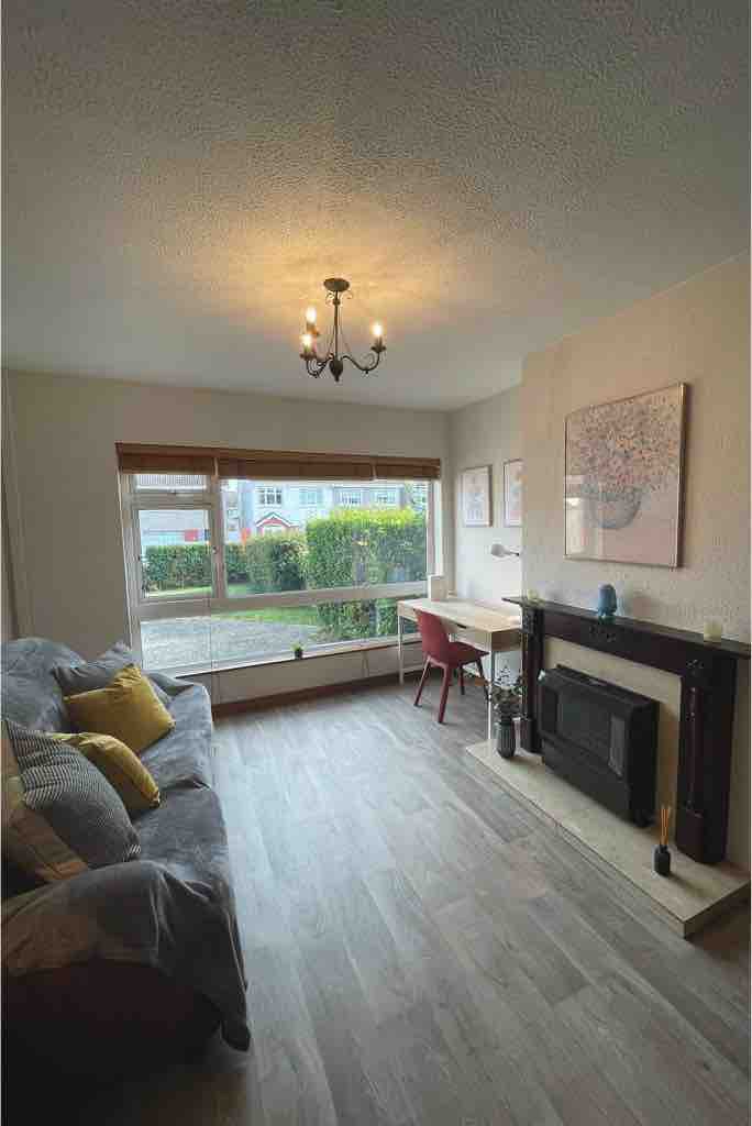 2-Bed Home with Free Parking, 10 Mins From Airport