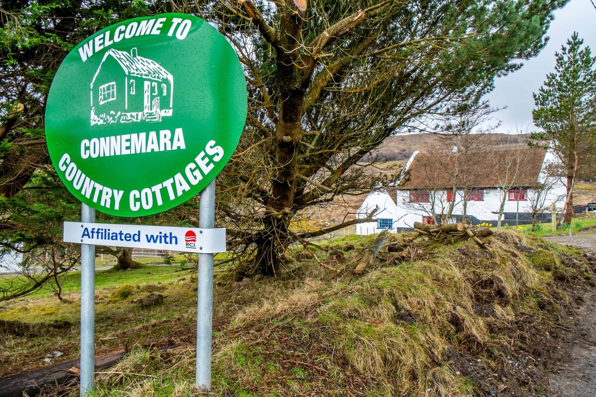 Connemara Thatched乡村小屋