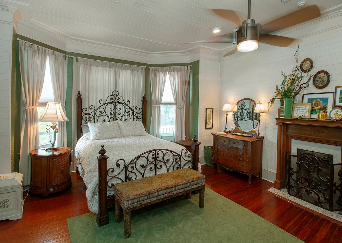 Majestic Jewel Inn ~ Green Envy Suite