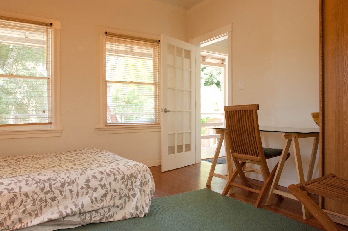 伯克利住宅里的独立房间友好的南伯克利民宅中的安静房间