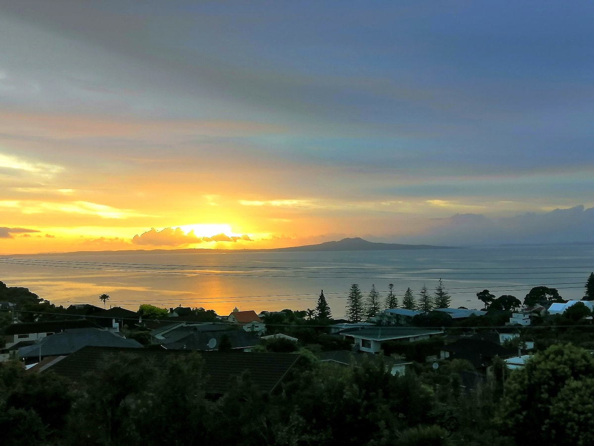 房间位于BrownsBay和WaiakeBeach海景