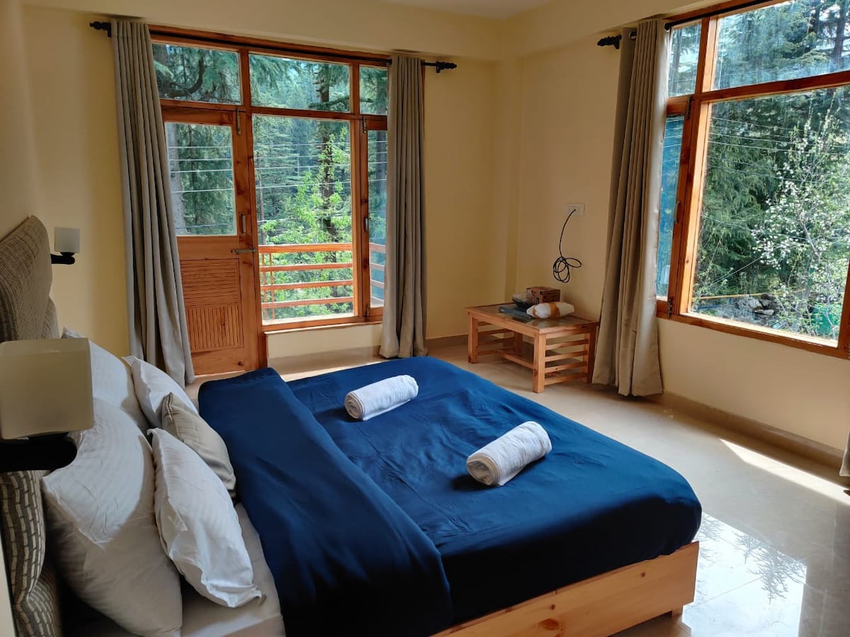 Getaway Stays Manali- River view Room