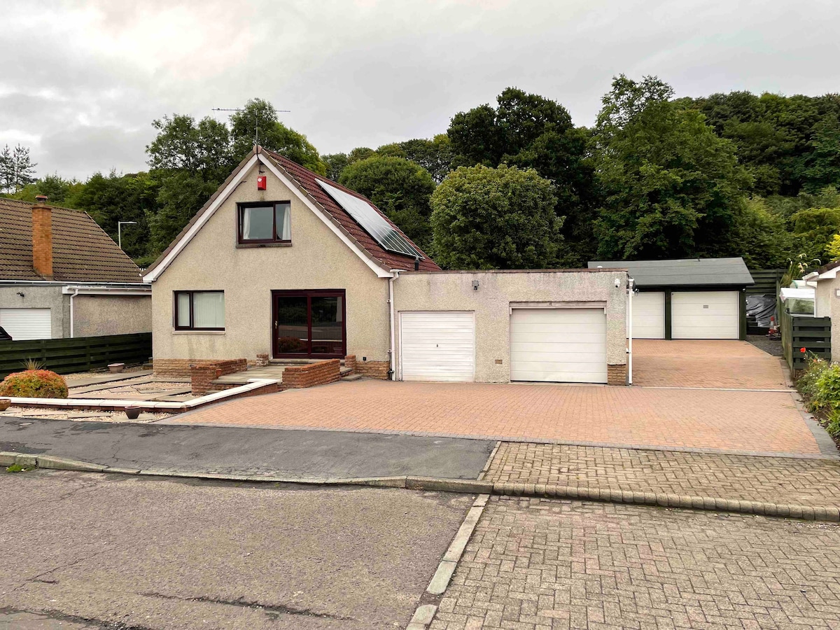 Room for up to 3 guests in shared home, Glenfarg.