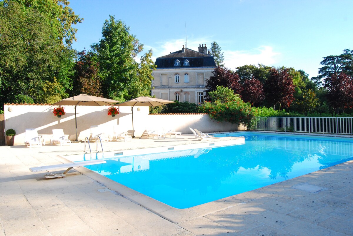 2 bedroom apartment in the grounds of a Chateau
