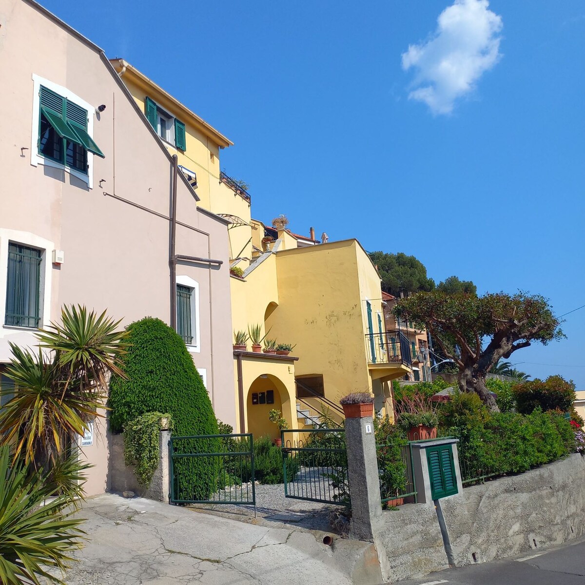 La casa gialla al mare