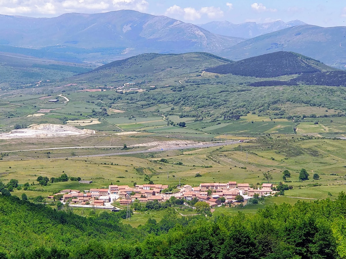 Entorno Natural con  acceso a playas y montañas