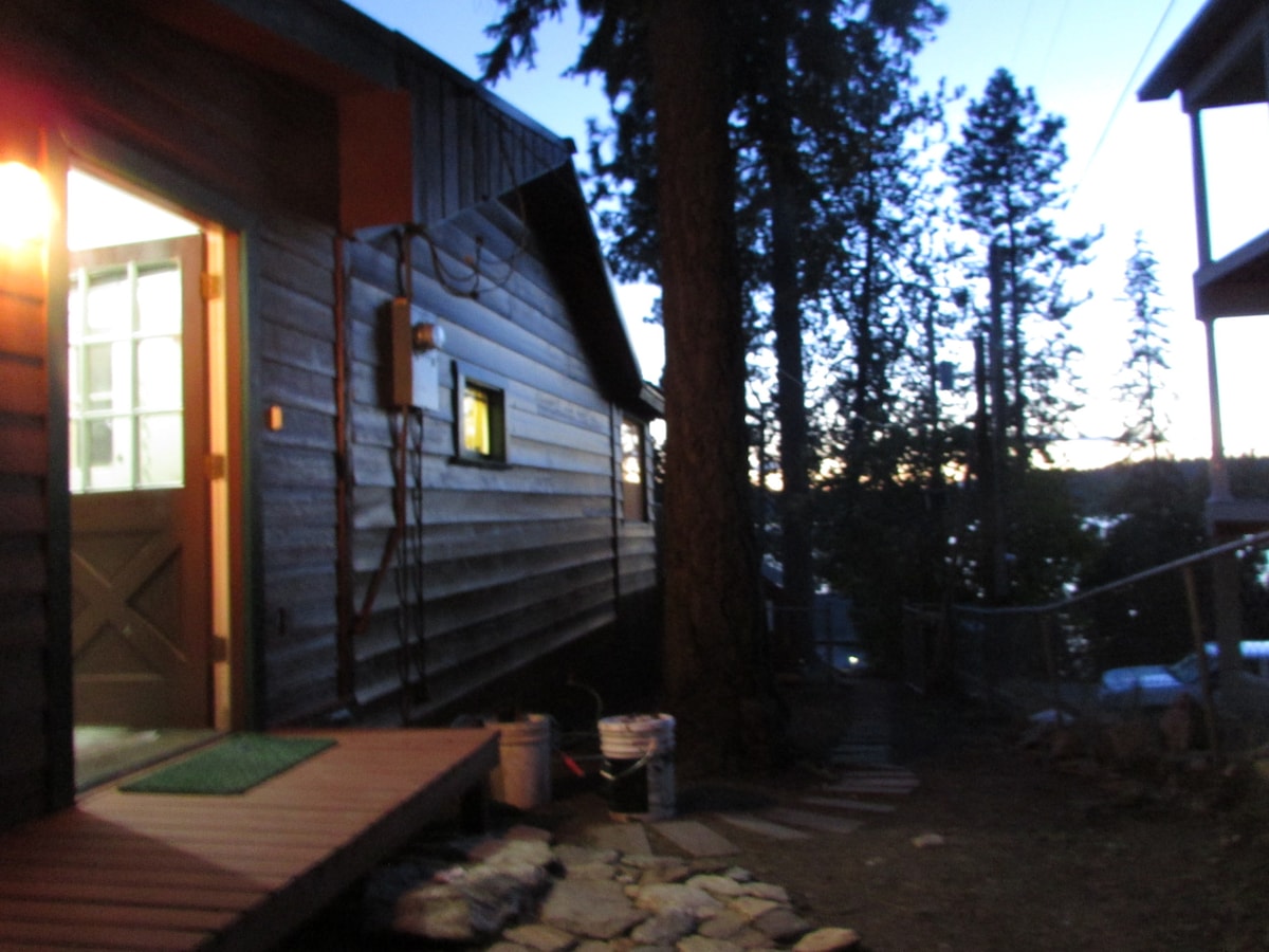 Cozy cabin on Hauser lake