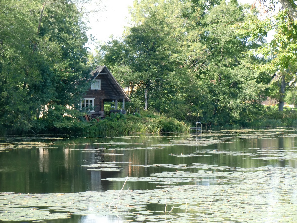 河畔伐木屋