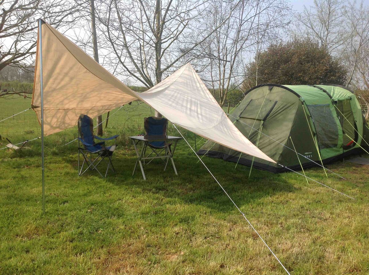 一个设备齐全的大型4个出生帐篷。