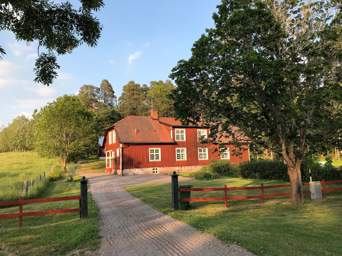 Charmigt boende i vacker herrgårdsmiljö