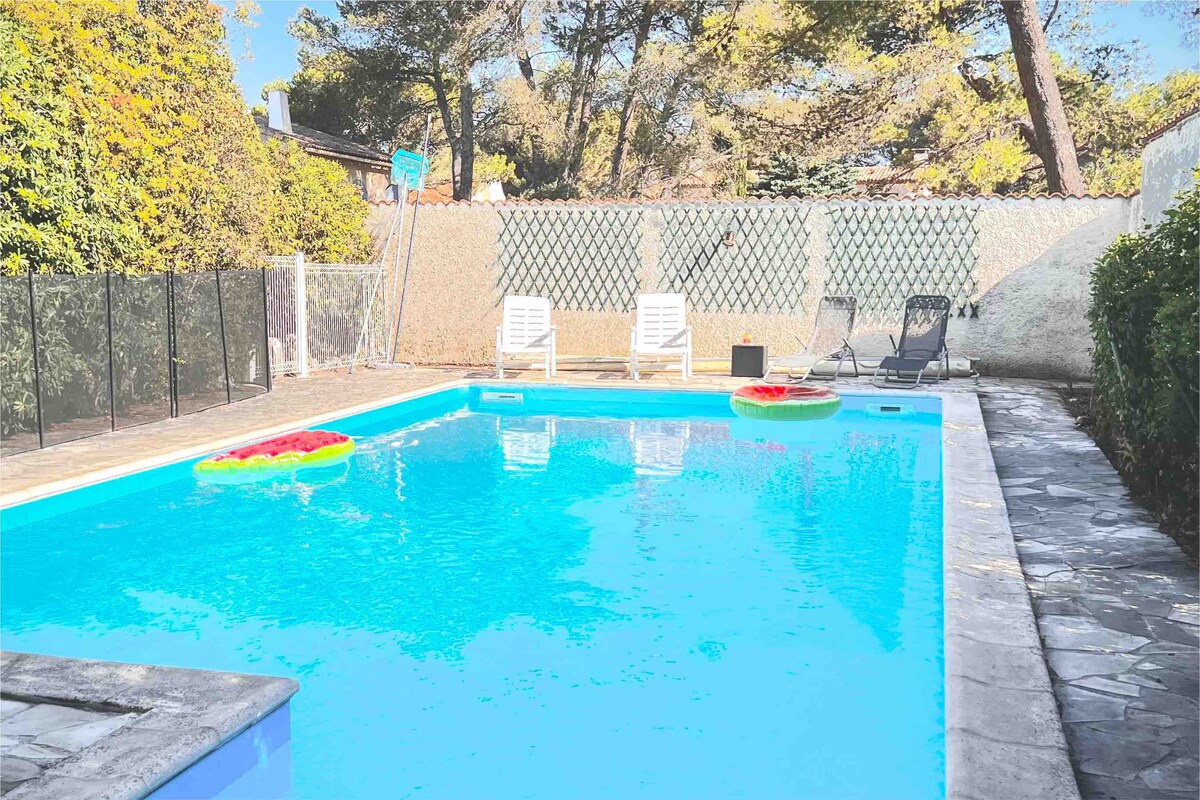 普罗旺斯带大型游泳池的家庭住宅