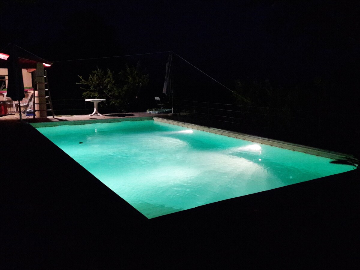 Piscine, chambres climatisées, vue étendue, calme