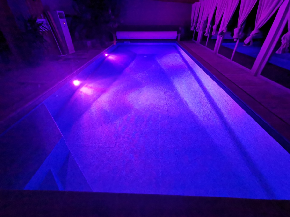 室内私人泳池很漂亮，加热30 °