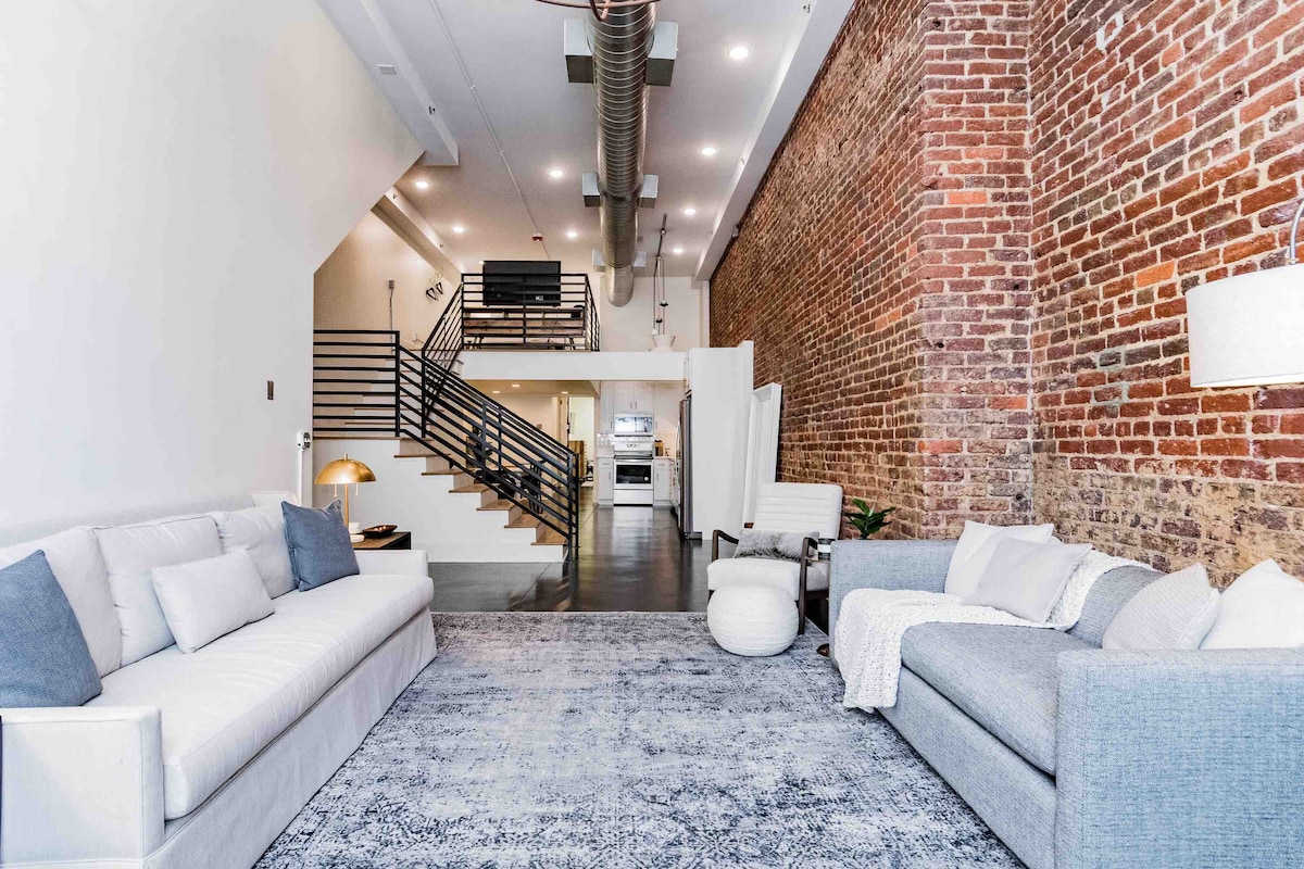 Beautiful & Extra Large Loft with 2 King Suites